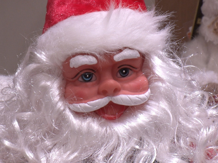 Как объяснить ребенку, почему папа переоделся в Деда Мороза?