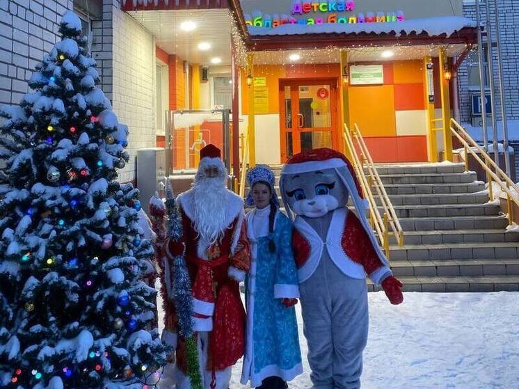 Полицейский Дед Мороз и заяц Ушастик навестили маленьких пациентов в Мурманске