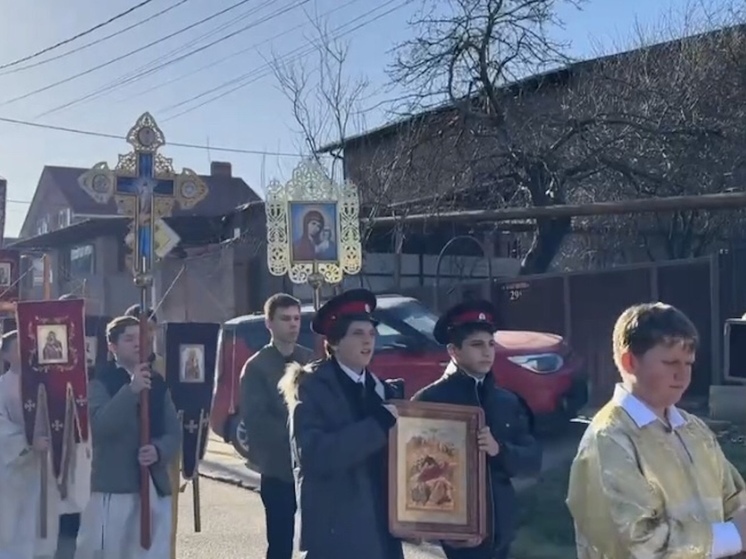Рождественский крестный ход проходит по улицам Горячего Ключа