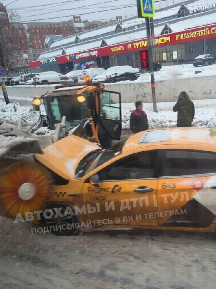 Такси протаранило снегоуборщик на Рождество в Туле