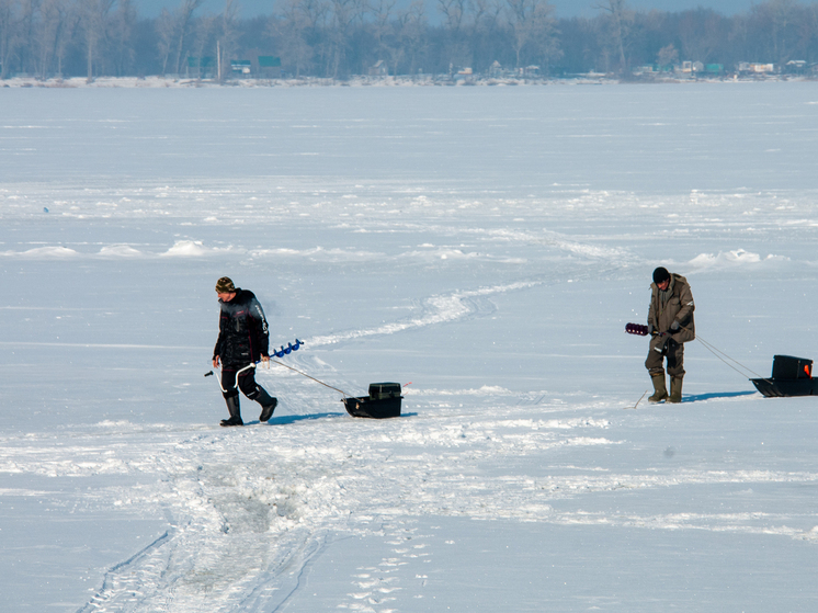 ЧП на льду: три автомобиля провалились под лёд во Владивостоке