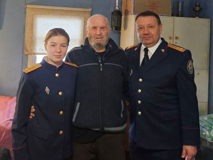 Кингисеппские следователи поздравили с праздниками 100-летнего ветерана-земляка
