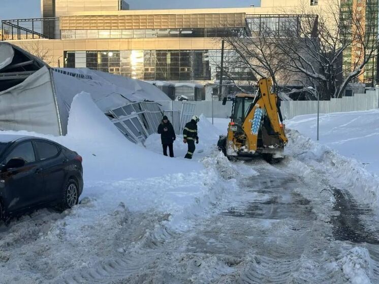На месте обрушения склада в Уфе работают сотрудники администрации