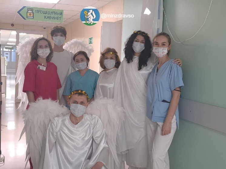 Ангелы - волонтеры в больнице №11 поздравили детей с Рождеством