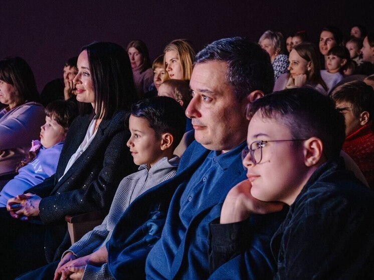 Губернатор Курской области с семьёй посетил новогодний спектакль в театре кукол