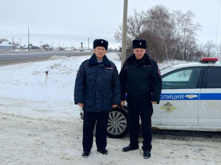 Под Саратовом сильный ветер с метелью снесли грузовик с трассы