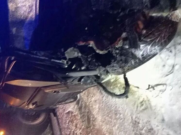 Людей зажало в автомобиле при ДТП во время метели на алтайской трассе