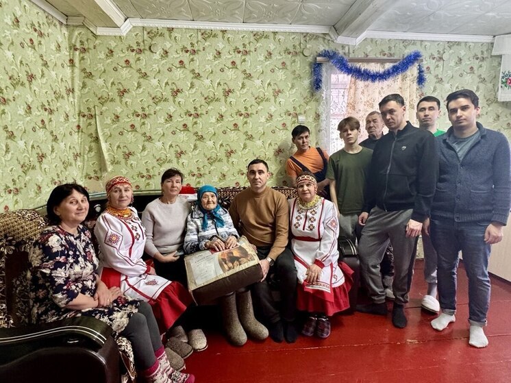 Глава Аликовского округа поздравил с Днем рождения трех тружениц тыла