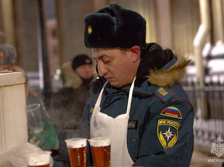 Горячий чай от МЧС согрел петербуржцев в рождественскую ночь у храмов