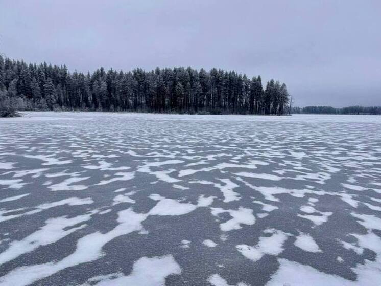 В Карелии перевернулась лодка с туристами из Петербурга