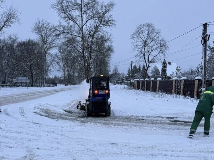 Ночной снегопад вывел коммунальщиков на уборку Великого Новгорода в Рождество