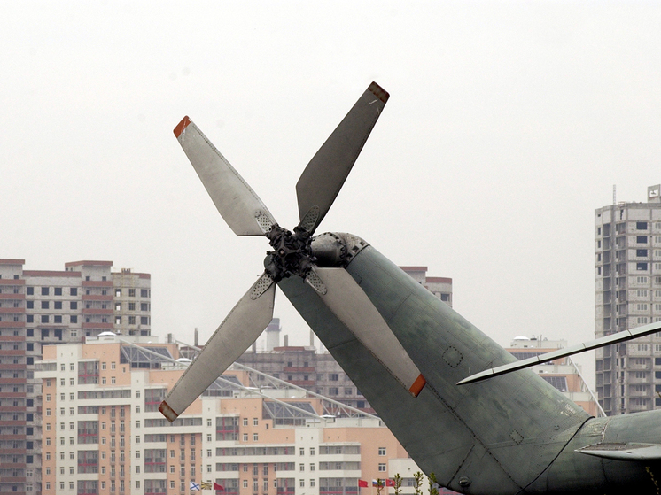 Двухместный частный вертолет потерпел крушение в Пермском крае, сообщает ряд российских СМИ