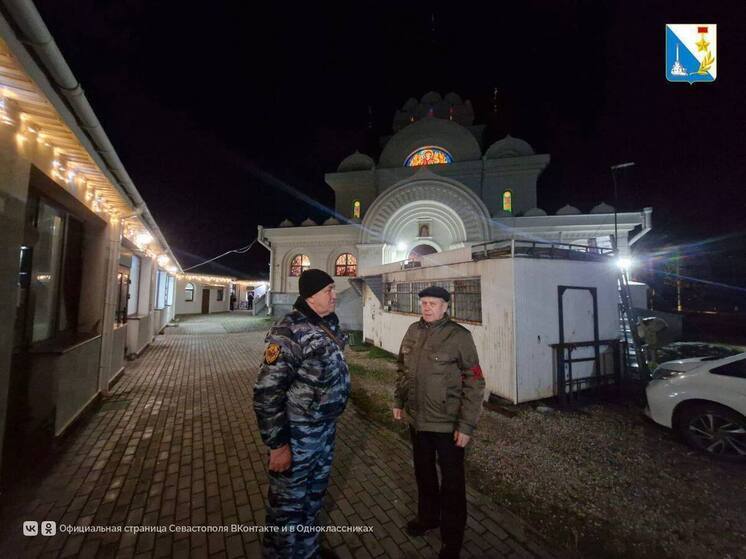 Казаки и дружинники Севастополя помогали охранять порядок во время рождественских служб