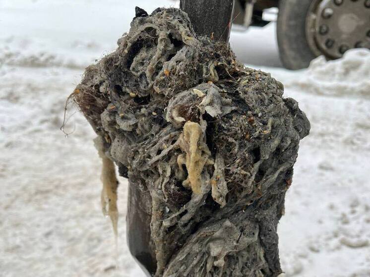 На Арцеуловской аллее петербуржцам перекрыли воду из-за засора тряпками
