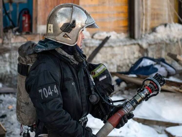 В Лабытнанги ликвидировали возгорание пожарного водоема на Школьной улице