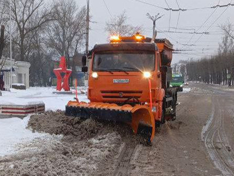 В Курске продолжается активная борьба со снегом и талой водой