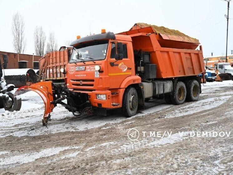 В Белгороде 150 коммунальщиков очищают улицы от снега
