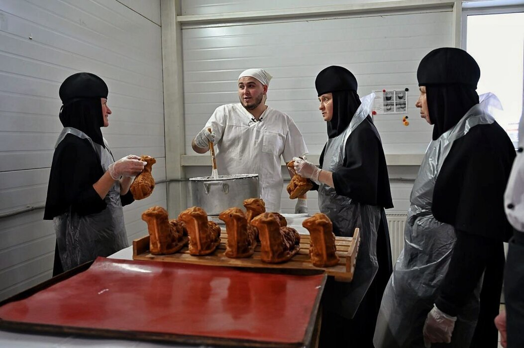 В Владычном женском монастыре Серпухова выпекли сотни сдобных агнцев к Рождеству: фото из пекарни