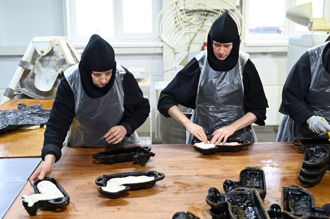 В Владычном женском монастыре Серпухова выпекли сотни сдобных агнцев к Рождеству: фото из пекарни