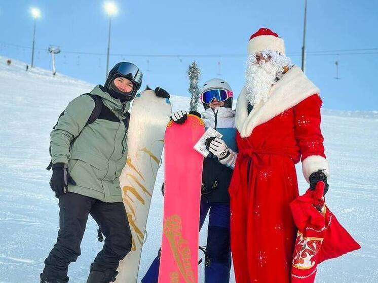 Дед Мороз поздравил лыжников на курорте Большой Вудъявр
