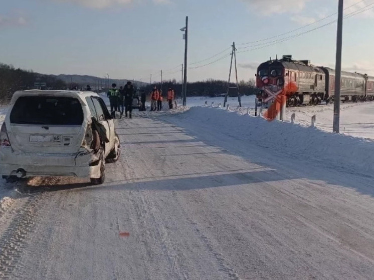 Поезд столкнулся с автомобилем на переезде на Сахалине