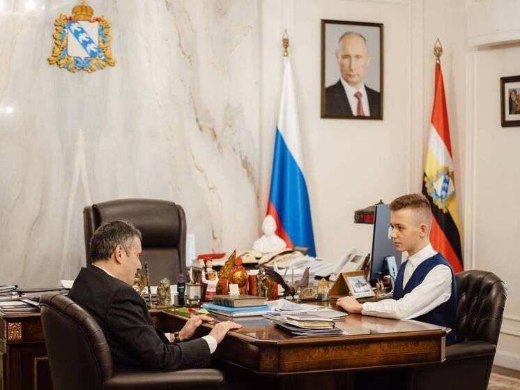 Губернатор Курской области вручил планшет победителю конкурса новогодних открыток