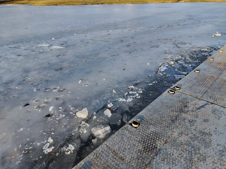 На Нахимовском озере в Ленобласти спасли провалившегося под лёд человека