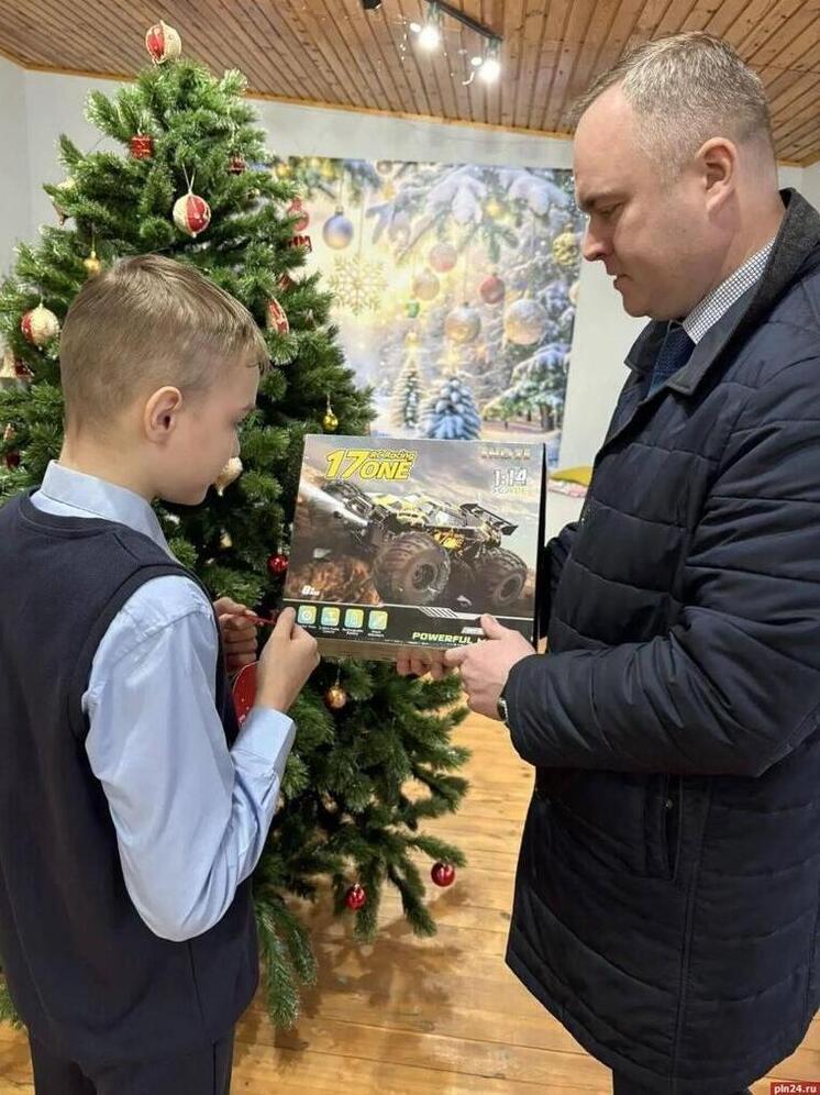 Глава Островского района Дмитрий Быстров исполнил новогоднее желание воспитанника детского дома