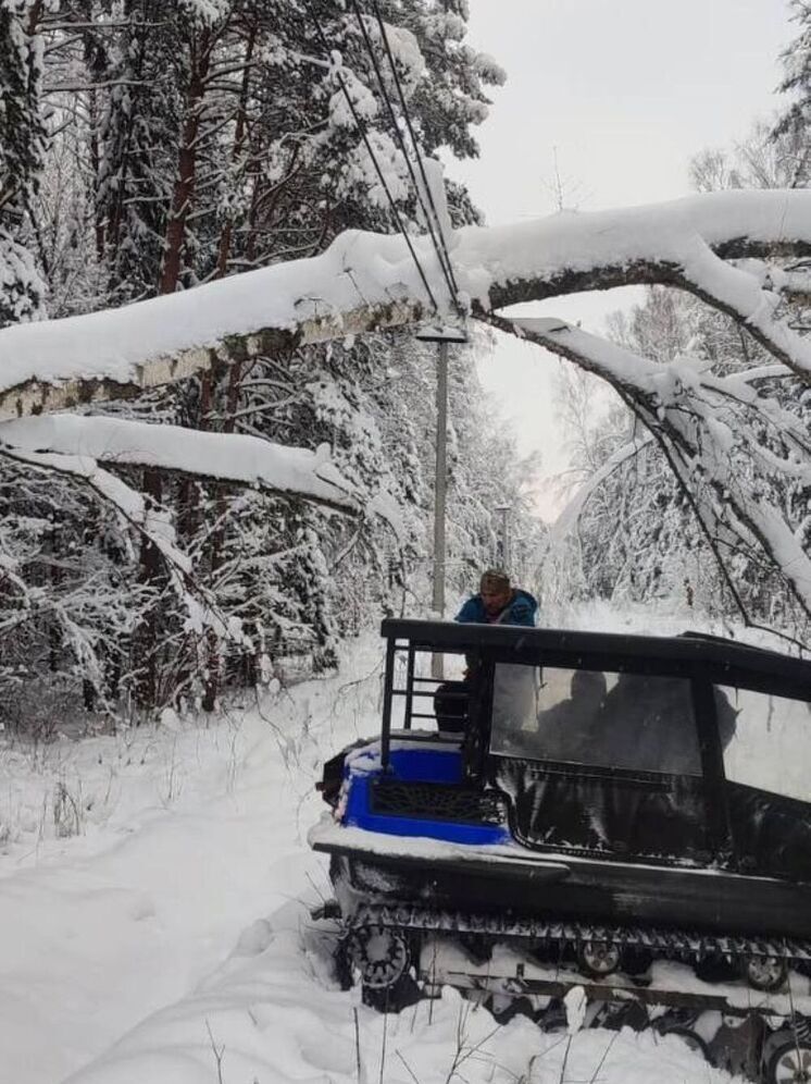 Специалисты «Ярэнерго» восстанавливают нарушенное снегопадом электроснабжение небольшой части потребителей региона
