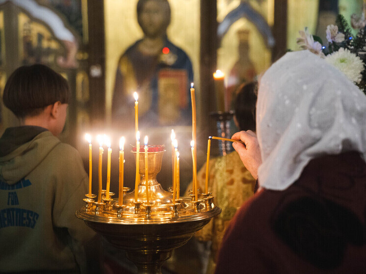 По народному календарю 8 января 2026 года отмечается христианский праздник Собор Пресвятой Богородицы, называемый также Бабьими кашами или Днем повитух.