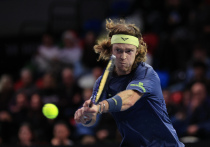 Андрей Рублёв одержал первую победу в сезоне-2026, выйдя в четвертьфинал ATP-250 в Гонконге. Во втором круге он со счётом 3:6, 6:2, 6:1 победил китайца У Ибина (№179 в рейтинге). Для Рублёва (№16 в рейтинге) это первый четвертьфинал на турнирах АТР с августа 2025 года. В следующем раунде его соперником станет португалец Нуну Боржеш (№45). Рублёв — чемпион Гонконга-2024.