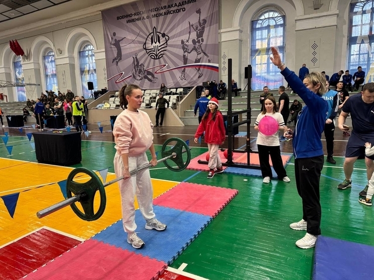 Семьи военнослужащих из Ленобласти состязались в силовом экстриме