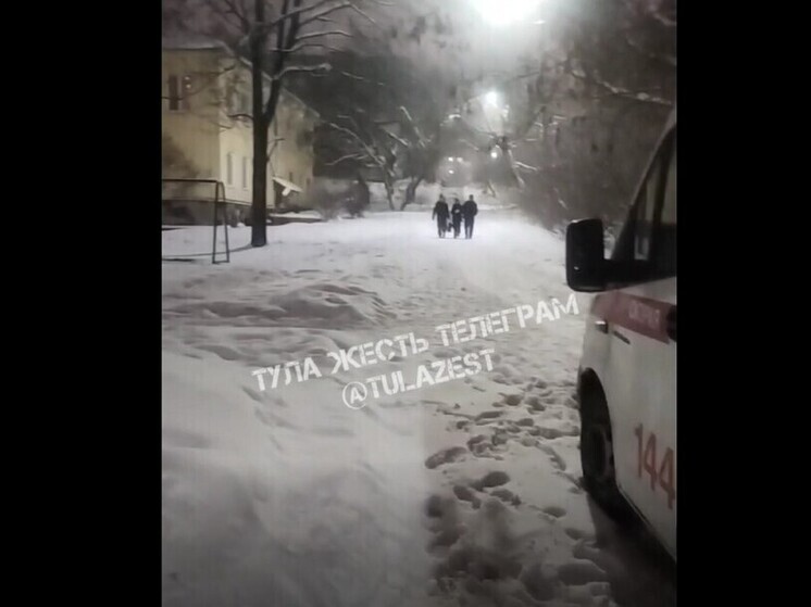 Скорая застряла в Туле на Рождество в сугробе после снегопада