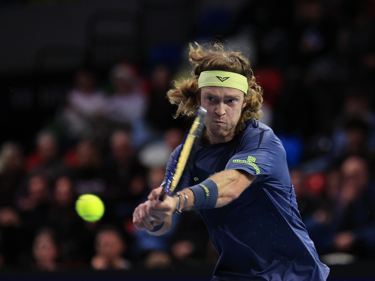 Андрей Рублёв одержал первую победу в сезоне-2026, выйдя в четвертьфинал ATP-250 в Гонконге. Во втором круге он со счётом 3:6, 6:2, 6:1 победил китайца У Ибина (№179 в рейтинге). Для Рублёва (№16 в рейтинге) это первый четвертьфинал на турнирах АТР с августа 2025 года. В следующем раунде его соперником станет португалец Нуну Боржеш (№45). Рублёв — чемпион Гонконга-2024.