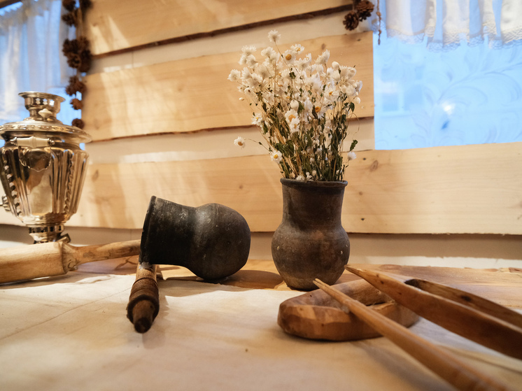 Мы стоим на бетонном откосе у поселка Новоникольское в Волгоградской области. Ветер над Волгоградским водохранилищем сегодня гуляет, как никогда, печально, будто вспоминает то, что скрыто под темной водой: улицы, сады, крыши старого села.