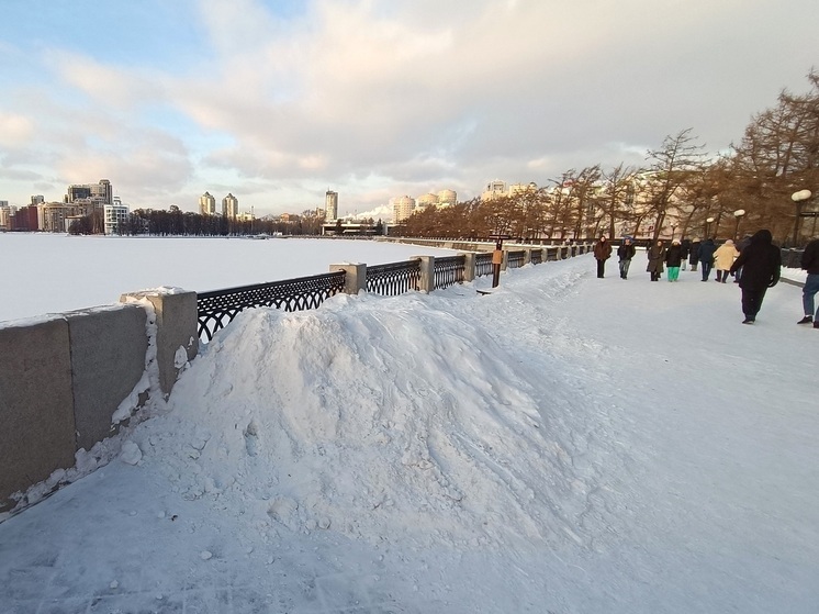 Вдоль Городского пруда в Екатеринбурге образовались опасные снежные валы