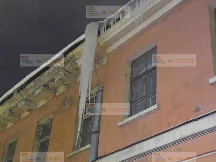 Здоровенные сосульки угрожают петербуржцам на Садовой улице