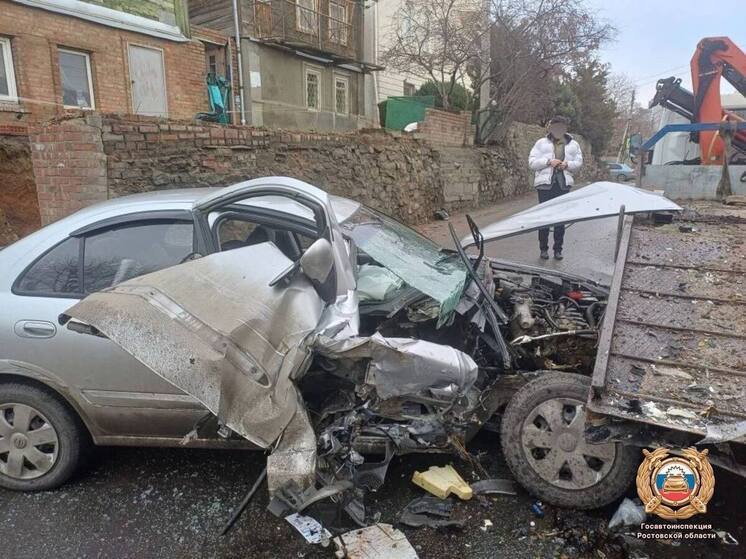 В Ростове водитель получил травмы, врезавшись в два автомобиля из-за плохого самочувствия