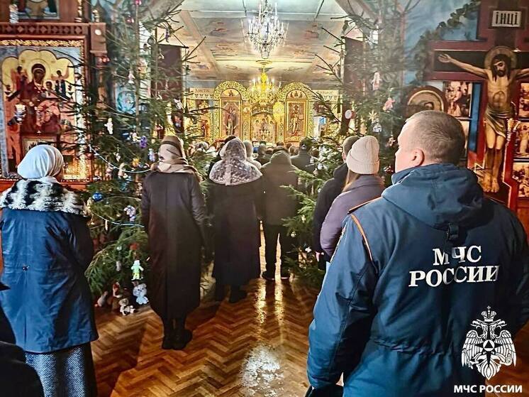Безопасность на Рождественских службах в Псковской области обеспечили сотрудники пожарного надзора