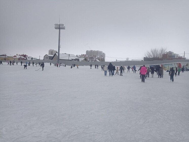 В Энгельсе продолжают работу бесплатные катки