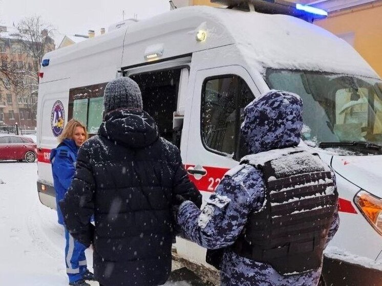Во время службы в Петербурге пожилому петербуржцу оказали первую помощь