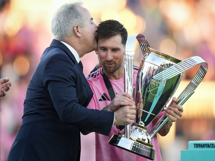 Лионель Месси, 38-летний нападающий «Интер Майами» и капитан сборной Аргентины, планирует после завершения карьеры создать собственный футбольный клуб, а не становиться тренером. Его контракт с «Майами» действует до 2028 года и предусматривает получение миноритарной доли в клубе. В 2025 году он помог команде выиграть первый Кубок MLS, а также поддержал проект Луиса Суареса — уругвайский клуб «Депортиво LSM». Чемпионат мира 2026 года, стартующий 11 июня, станет для Месси последним.