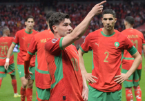 Сборная Марокко, хозяева Кубка африканских наций 2026, в четвертьфинале 9 января в Рабате сыграет с Камеруном — первым серьёзным испытанием на пути к титулу. Несмотря на уверенный групповой этап и победу над Танзанией (1:0), марокканцы пока не показали стабильной игры. В других четвертьфиналах: Сенегал — Мали (9 января), Алжир — Нигерия и Египет — Кот-д’Ивуар (10 января). Полуфиналы пройдут 14 января в Рабате и Танжере.