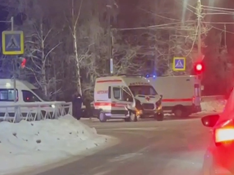 В Архангельске столкнулись автомобиль и детская скорая помощь