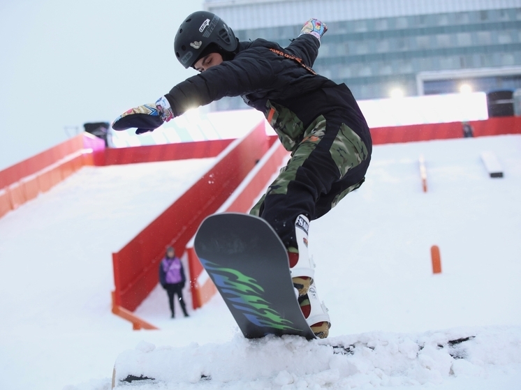 Минспорта Прикамья напоминает правила катания на горке для сноубордов и «ватрушек» на пермской эспланаде