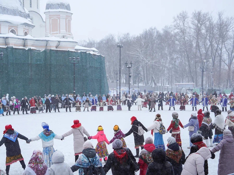 Около 800 человек участвовали в рождественском хороводе в Вологде