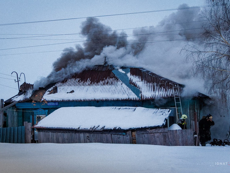 Пожар охватил частный дом в пригороде Барнаула