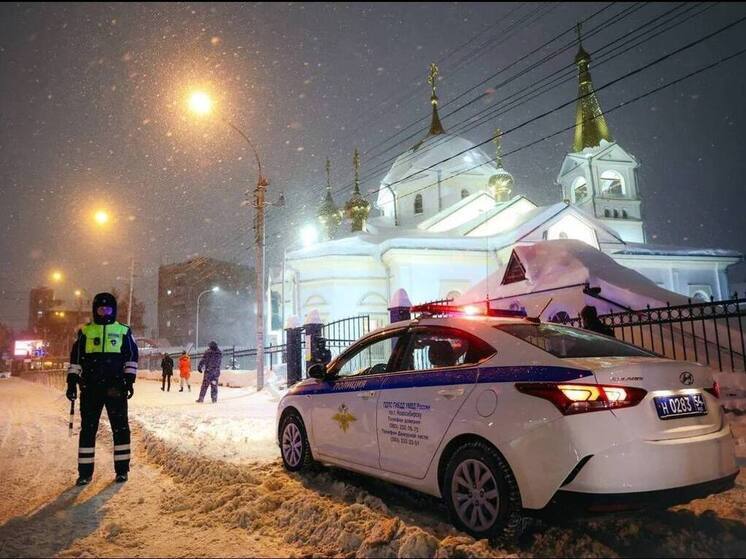 В Рождество у новосибирских храмов дежурили полицейские, росгвардейцы и добровольцы