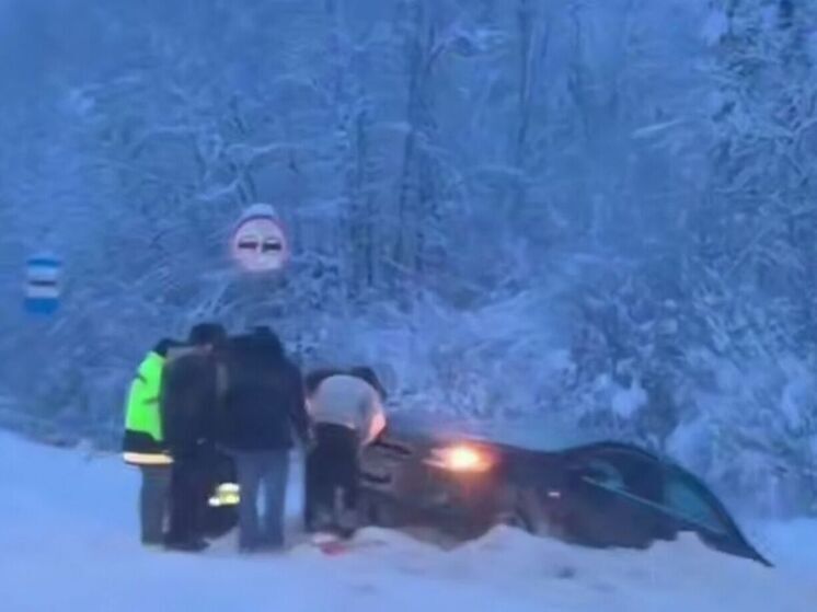 Под Ярославлем легковое авто улетело с дороги