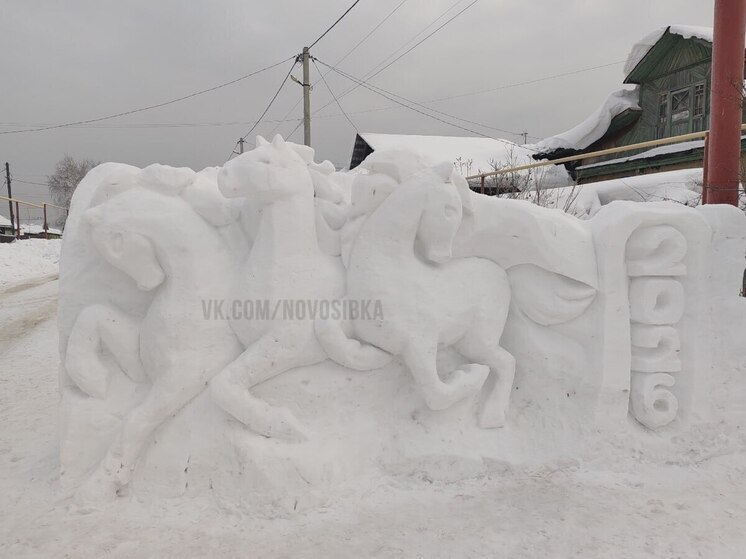 Талисман года из снега: творческая пара в Новосибирске создала фигуры лошадей